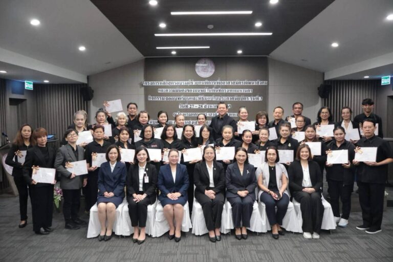 พิธีมอบใบประกาศนียบัตร โครงการหลักสูตรอบรมผู้ช่วยคนพิการ เพื่ออาสาสมัครพัฒนาสังคมและความมั่นคงของมนุษย์ ในพื้นที่กรุงเทพมหานคร รุ่นที่ ๓